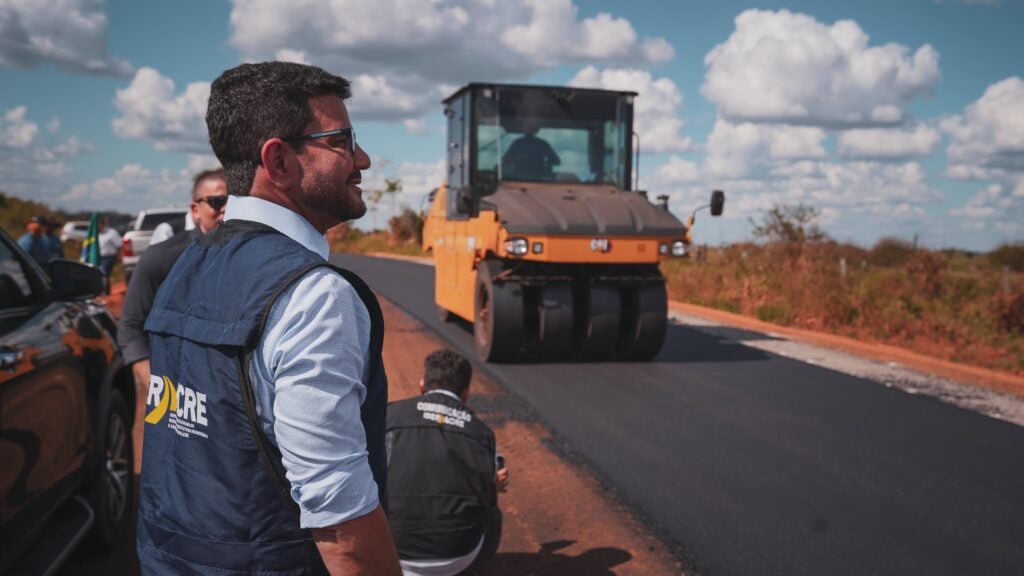 No interior Gladson vistoria obras e destaca geração de empregos e aquecimento da economia