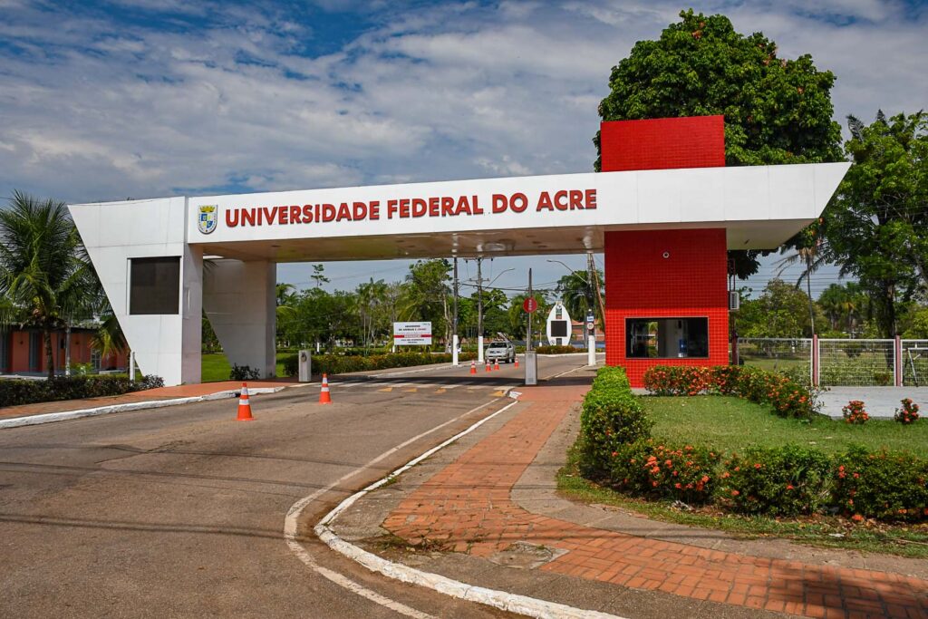 Estudantes da Ufac decidem na terça-feira se encerram greve por falta de ônibus