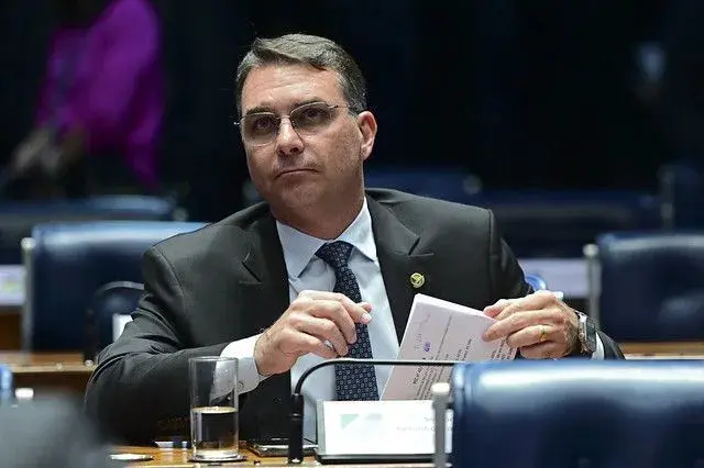 Defesa de Flávio Bolsonaro tentou tirar de Dino investigação sobre filme Dark Horse