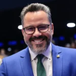 Alan ajumenta na frente