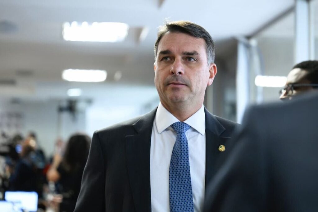 Fuga para os EUA amplia isolamento de Flávio Bolsonaro e provoca reação de aliados da direita