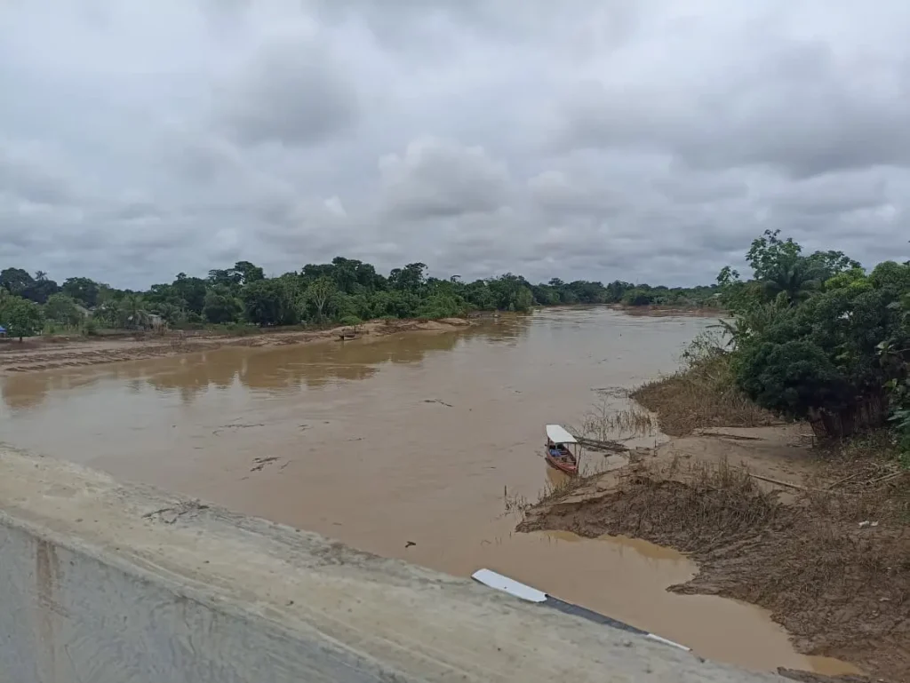 Rio Iaco sobe quase 4 metros após temporal em Sena Madureira