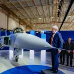 Lula batiza primeiro caça Gripen produzido no Brasil em cerimônia na Embraer