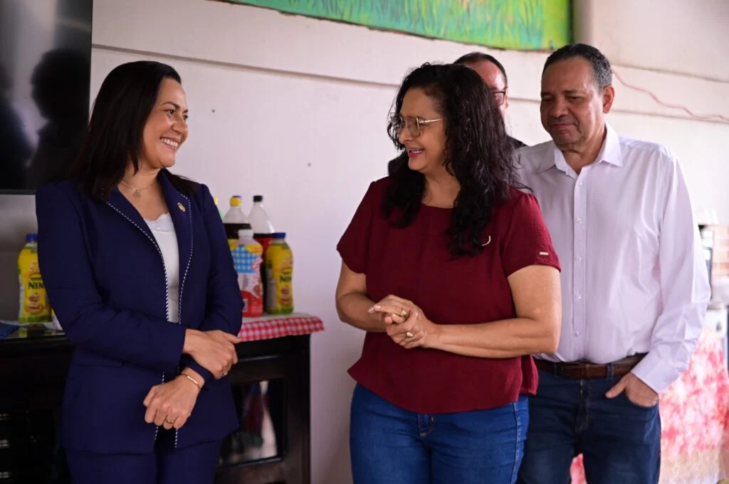 Vice-governadora Mailza Assis ouve mães atípicas e produtoras rurais em agenda em Xapuri