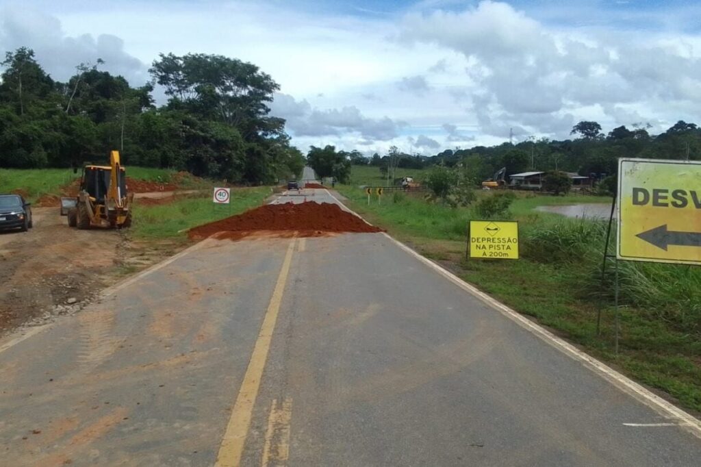DNIT implanta desvio provisório no km 212 da BR-317 entre Epitaciolândia e Xapuri após erosão em bueiro