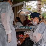 Equipes de saúde chegam de barco a comunidades do Riozinho do Rola e levam consultas, vacinas e atendimento odontológico