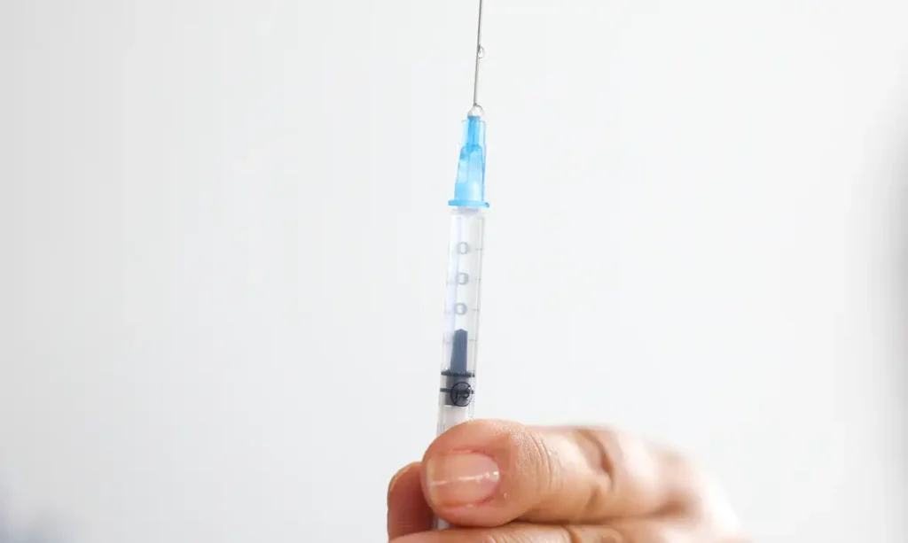 Pesquisa aponta 1,3 milhão de adolescentes sem vacina contra HPV e alerta para queda na cobertura