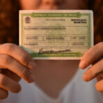 Prazo para tirar ou regularizar título de eleitor termina em 6 de maio; pedido pode ser feito online