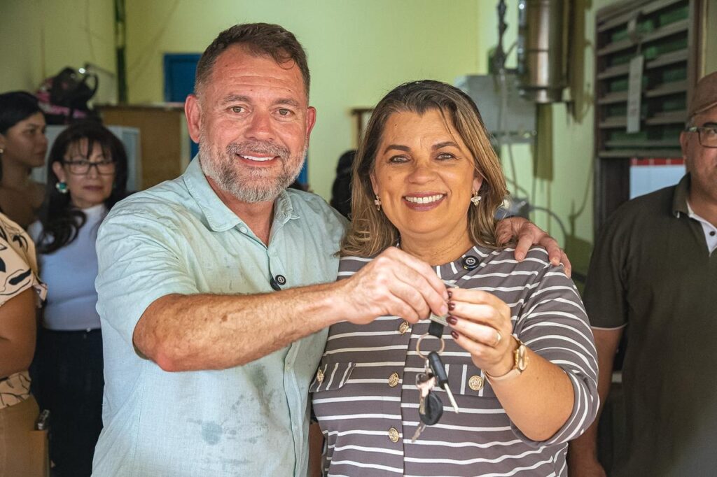 Prefeitura de Rio Branco entrega três micro-ônibus e reforça transporte escolar na zona rural