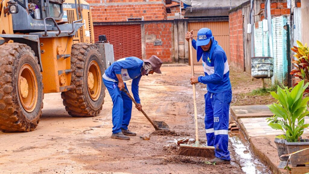 Mutirão de limpeza na Baixada da Sobral retira mais de 20 toneladas de entulho após enxurradas em Rio Branco