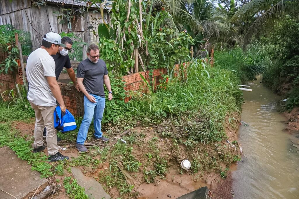 Alysson Bestene acompanha limpeza no Plácido de Castro e pede que moradores evitem lixo em bueiros