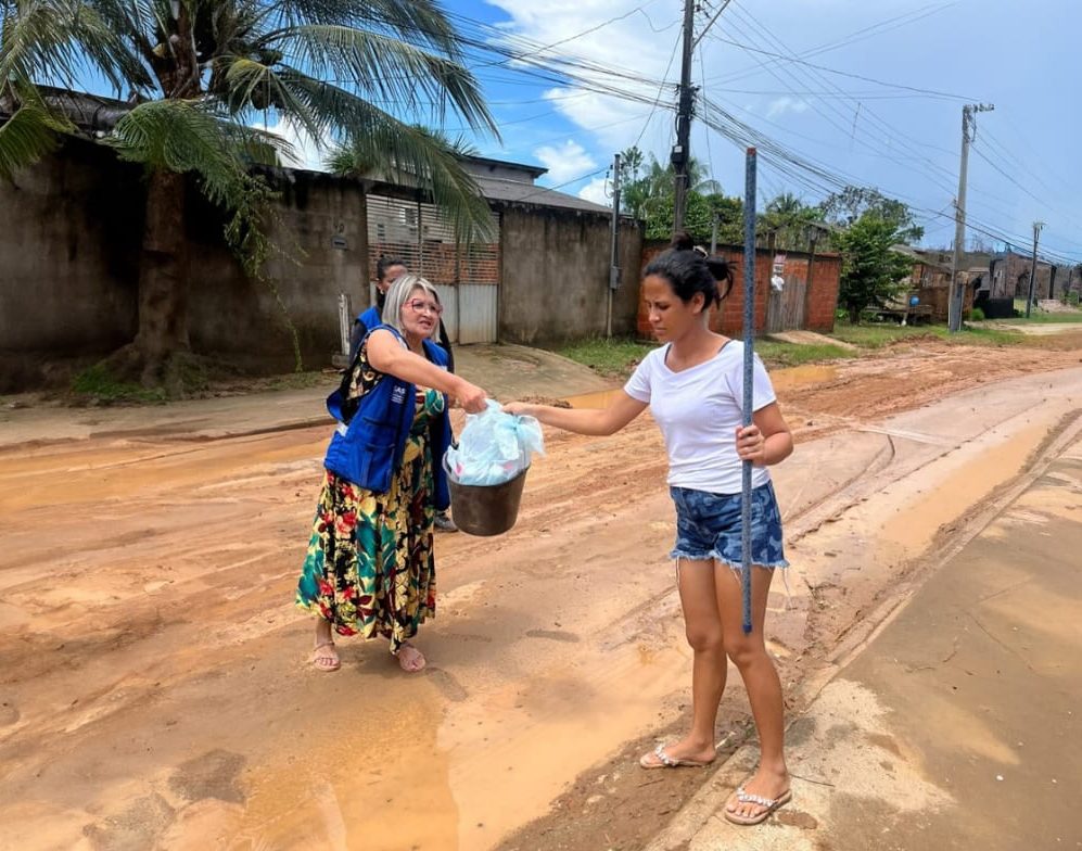 Prefeitura de Rio Branco entrega kits de limpeza a famílias atingidas por enxurrada na Baixada da Sobral