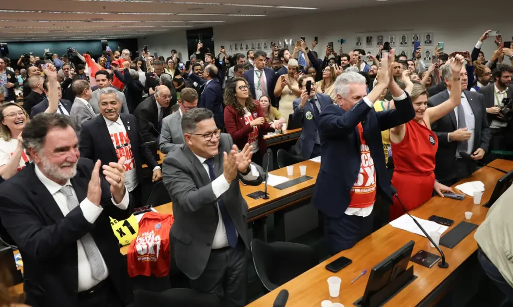 Comissão da Câmara dá aval à proposta que acaba com a escala 6×1