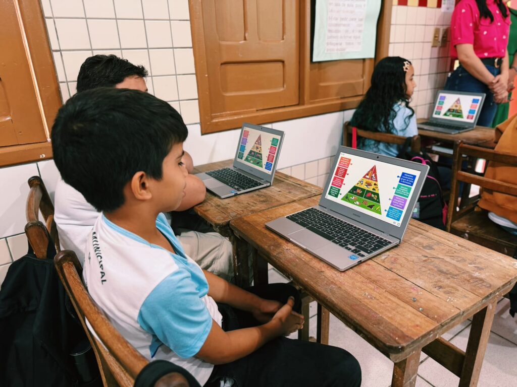 Rio Branco acompanha uso de Chromebooks em aula de Ciências e amplia tecnologia nas escolas