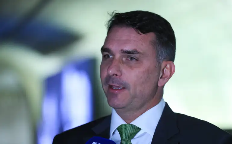 Deputados pedem investigação sobre relação entre Daniel Vorcaro e Flávio Bolsonaro após cobrança por repasses para filme