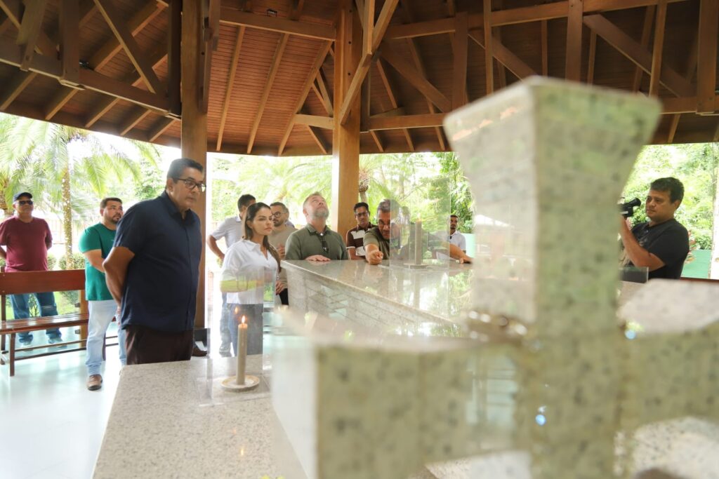 Prefeito de Rio Branco visita Alto Santo, ouve moradores e anuncia roçagem e estudos para pavimentação