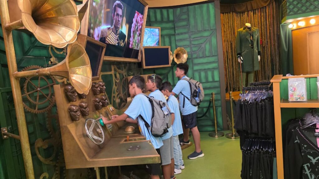 Estudantes da rede municipal de Rio Branco visitam Universal Studios durante intercâmbio educacional em Orlando