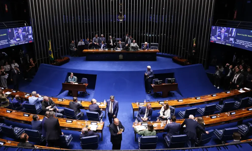 Alcolumbre segura PEC do fim da escala 6×1 e adia debate no Senado