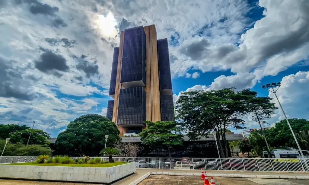 PEC que amplia autonomia do Banco Central é alvo de críticas de economistas no Senado