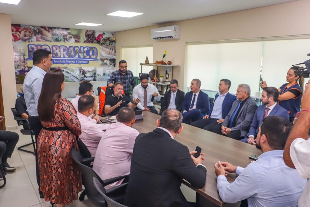 Alysson lidera diálogo com vereadores para alinhar ações da prefeitura em Rio Branco