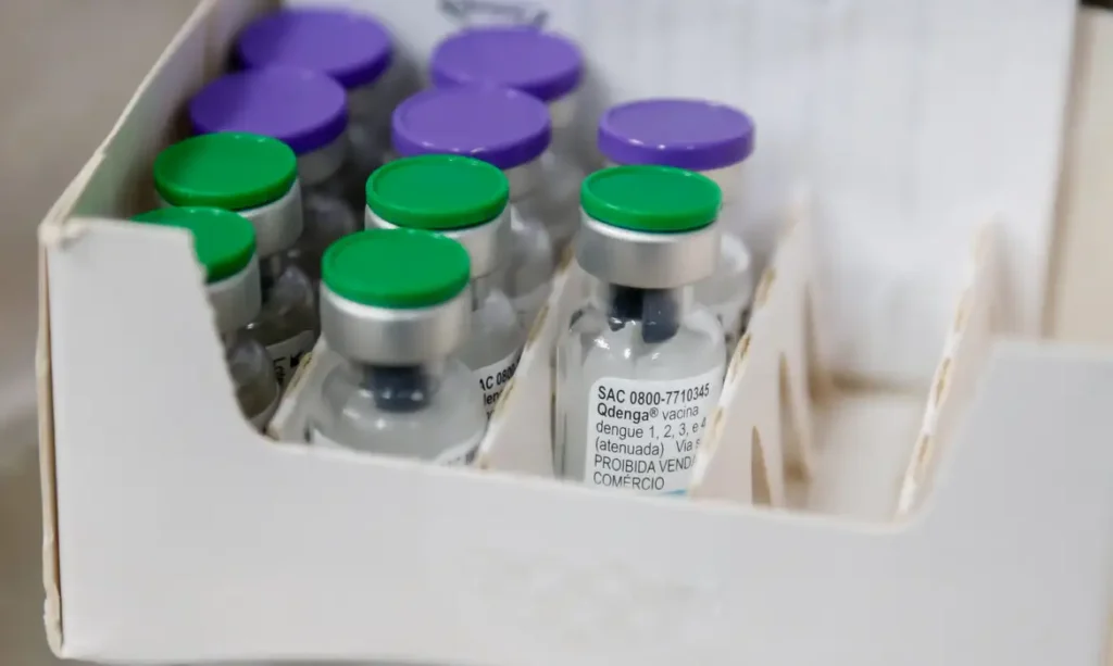 Vacina nacional de dose única contra dengue é suspensa após investigação de casos graves