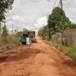 Prefeitura vistoria obras de pavimentação em sete ruas do Santa Cecília e acompanha asfaltamento no Taquari