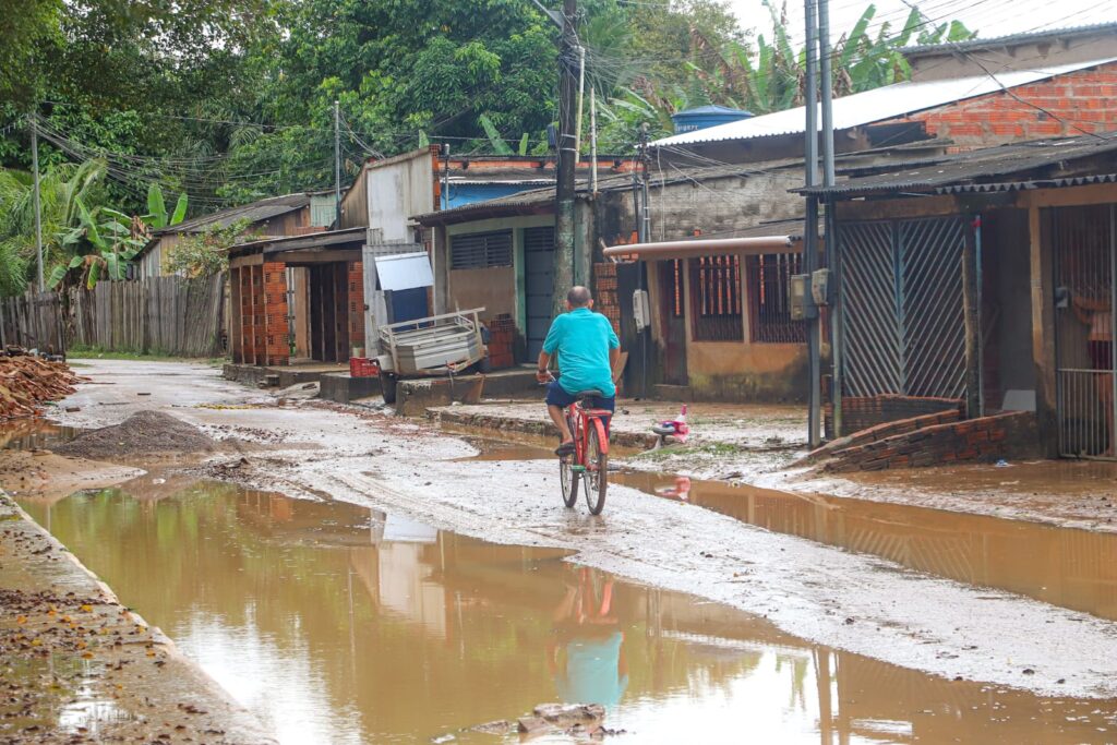 Prefeitura de Rio Branco mobiliza equipes e presta assistência imediata a famílias atingidas por chuva na Baixada da Sobral