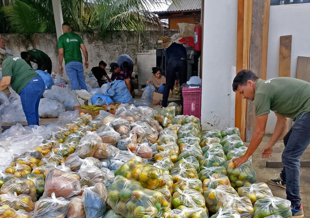 Governo entrega kits de alimentos a famílias em situação de vulnerabilidade em Sena Madureira
