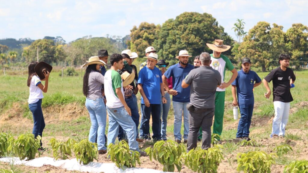 Bocalom recebe alunos do Ieptec em plantio de café e cita lavoura como alternativa para o Acre