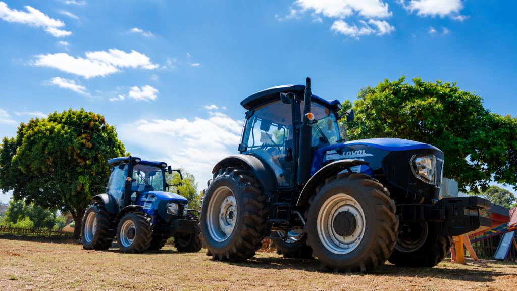 Rio Branco entrega tratores para ampliar produção da agricultura familiar