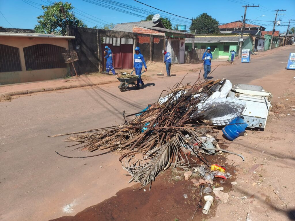 Prefeitura retira 250 toneladas de lixo do bairro Jorge Lavocat, em Rio Branco