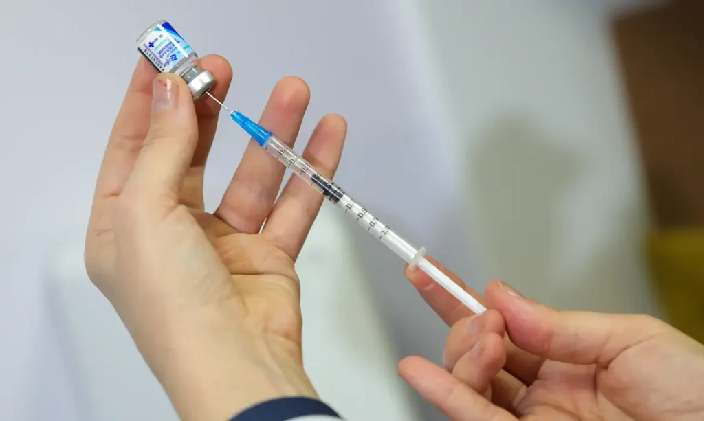 Vacina contra VSR reduz internações de idosos em 75,6%, aponta estudo