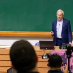 Nobel da Economia afirma que impacto da inteligência artificial no emprego é superestimado