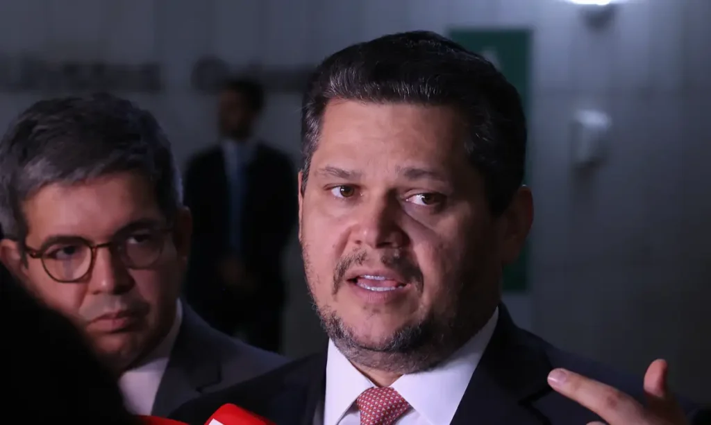 Alcolumbre envia PEC do fim da escala 6×1 à CCJ do Senado