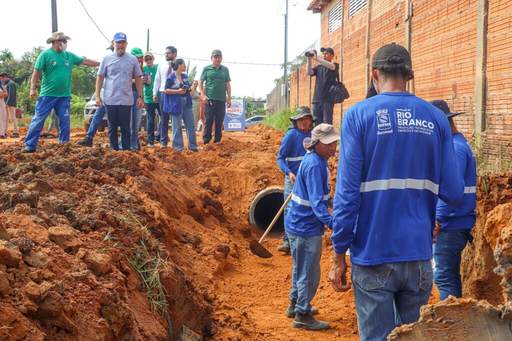 Cinco ruas do bairro Canaã recebem drenagem e preparação para asfalto em Rio Branco