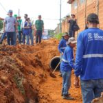 Cinco ruas do bairro Canaã recebem drenagem e preparação para asfalto em Rio Branco