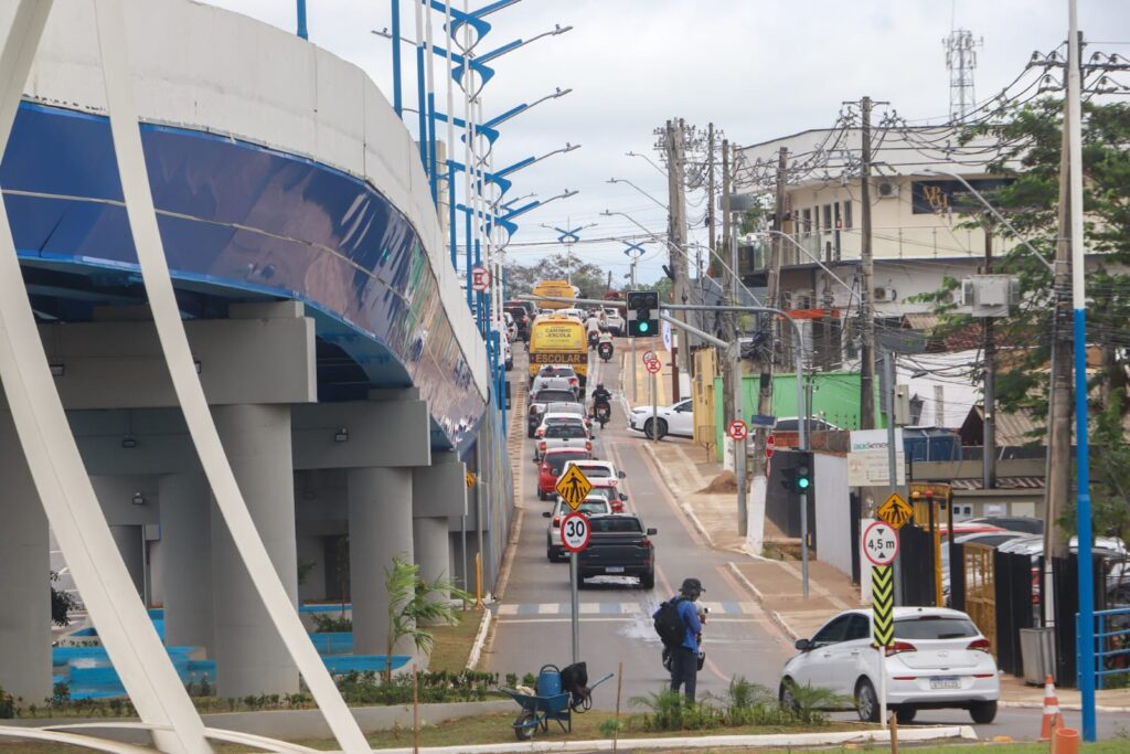 Furtos de cabos deixam elevados de Rio Branco no escuro e prefeitura prepara novos reparos
