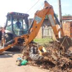 Mutirão de limpeza retira entulhos e reforça drenagem no Laélia Alcântara, em Rio Branco