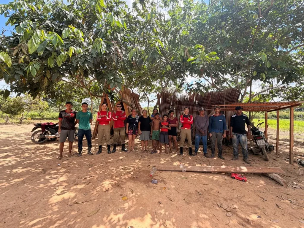 Seis pessoas, incluindo duas crianças, são encontradas após noite perdidas em floresta no Acre
