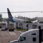 Avião cargueiro da Amazon sai da pista em Miami e deixa cinco mortos