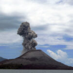 Erupção do Anak Krakatau afeta mais de 1.500 voos na Indonésia
