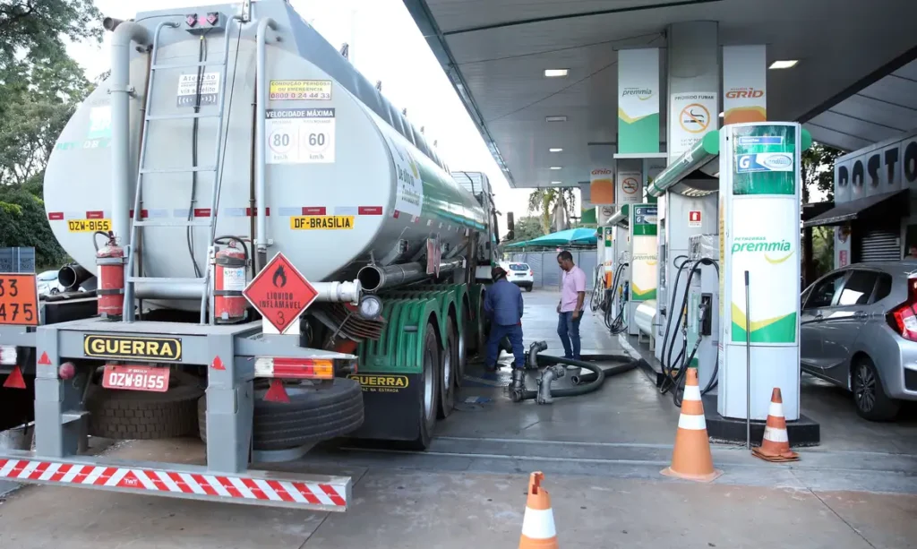 Alta do petróleo leva governo a ampliar medidas para conter gasolina e diesel