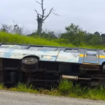 Ônibus com estudantes tomba na BR-364 e atinge poste no Acre