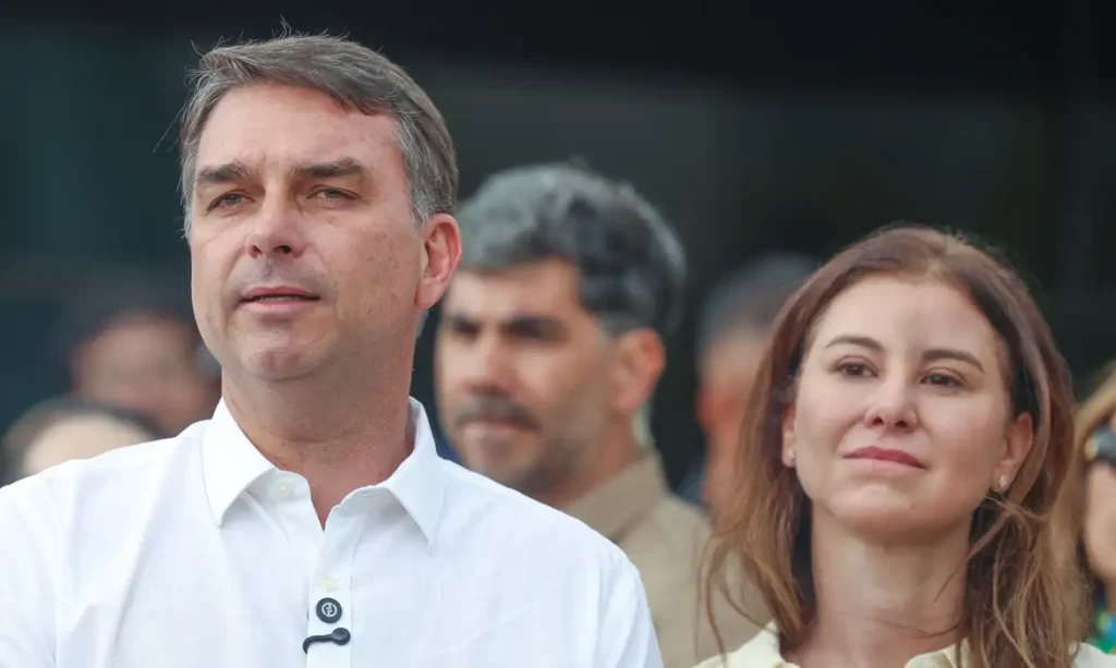 Flávio Bolsonaro chega aos Estados Unidos após derrota para Lula; STF desmente operação de busca e apreensão