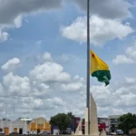 Bandeira do Acre fica a meio-mastro após morte do jornalista Ayres Rocha
