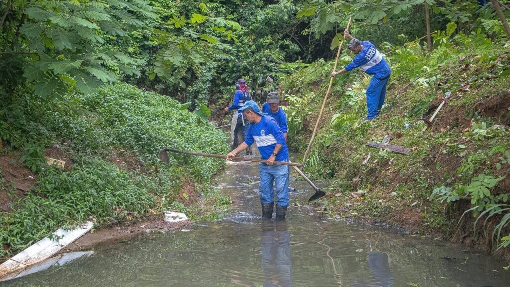 Prefeitura reforça limpeza do Igarapé Fundo para reduzir riscos de alagamentos em Rio Branco