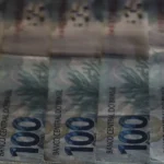 Dólar fecha abaixo de R$ 5 pela primeira vez em quase cinco meses