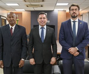 O presidente do Tribunal de Justiça do Acre (TJAC), desembargador Laudivon Nogueira, acompanhado do desembargador Samuel Evangelista, recebeu a visita institucional do delegado coordenador-geral de combate ao crime organizado, Getúlio Monteiro. O encontro reforça a integração entre o Judiciário e as forças de segurança no enfrentamento ao crime organizado.


Foto: Gleilson Miranda/Secom TJAC