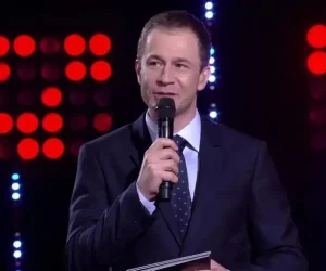 Tiago Leifert, que já comandou o The Voice na Globo, também estará à frente da versão no SBT - Foto: Reprodução/TV Globo