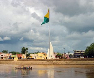 No calçadão da gameleira, impera o imponente mastro com a bandeira exuberante de um povo que um dia lutou para ser brasileiro.